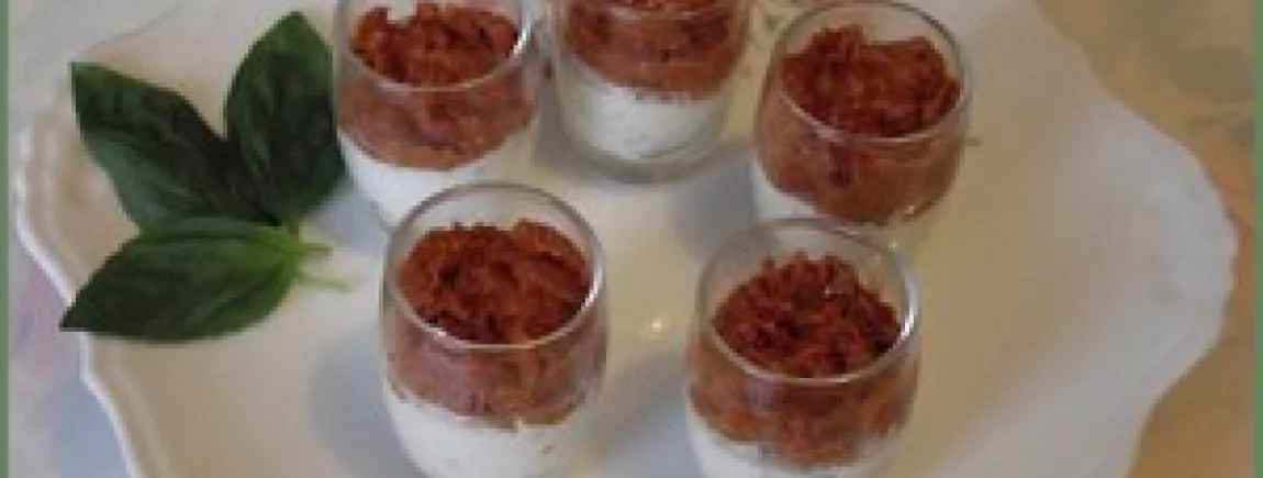 Verrines fromage et chèvre frais aux tomates séchées Verrines fromage et chèvre frais aux tomates séchées