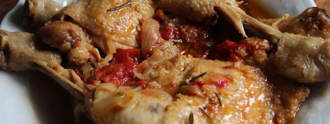 CUISSES DE POULET AUX TOMATES ET A LA BIÈRE CUISSES DE POULET AUX TOMATES ET A LA BIÈRE