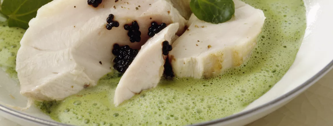 Blancs de poulet au poivre noir, sauce menthe et yaourt Blancs de poulet au poivre noir, sauce menthe et yaourt