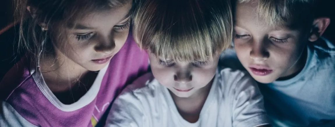 Des enfants face à un écran