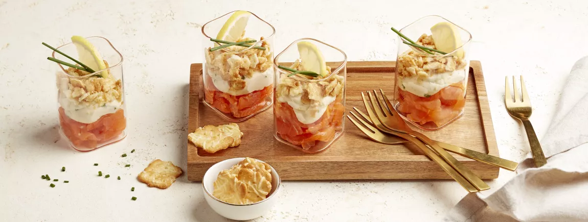 Verrines de truite fumée à la crème et crumble de biscuits apéritif Monaco de Belin® Verrines de truite fumée